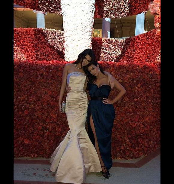 Kendall Jenner et Kim Kardashian lors du Met Gala, au Metropolitan Museum of Art. New York, le 5 mai 2014.