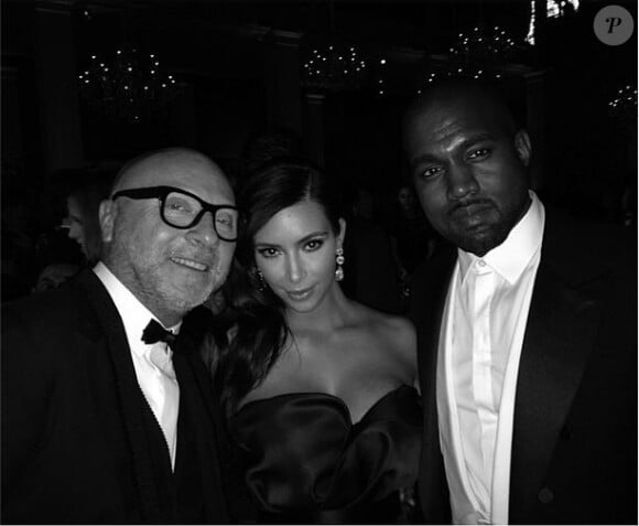 Domenico Dolce (co-créateur de Dolce & Gabbana), Kim Kardashian et Kanye West lors du Met Gala, au Metropolitan Museum of Art. New York, le 5 mai 2014.