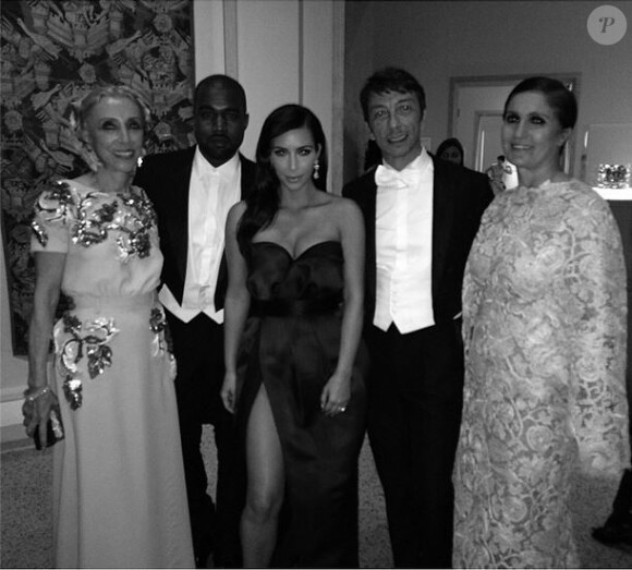 Franca Sozzani, Kanye West, Kim Kardashian, Pierpaolo Piccioli et Maria Grazia Chiuri (directeurs artistiques de Valentino) lors du Met Gala, au Metropolitan Museum of Art. New York, le 5 mai 2014.