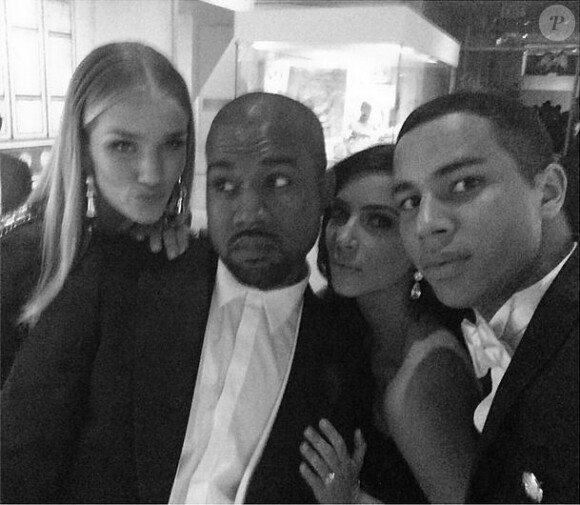 Rosie Huntington-Whiteley, Kanye West, Kim Kardashian et Olivier Rousteing (directeur artistique de Balmain) lors du Met Gala, au Metropolitan Museum of Art. New York, le 5 mai 2014.