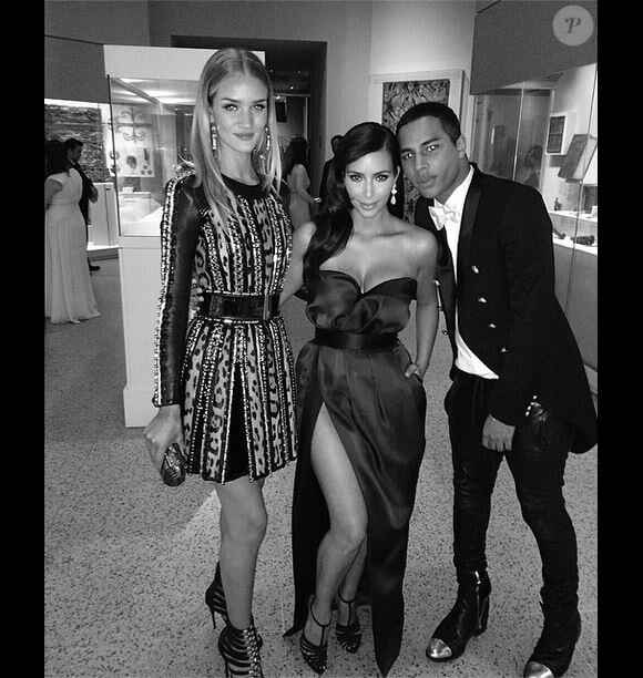 Rosie Huntington-Whiteley, Kim Kardashian et Olivier Rousteing lors du Met Gala, au Metropolitan Museum of Art. New York, le 5 mai 2014.