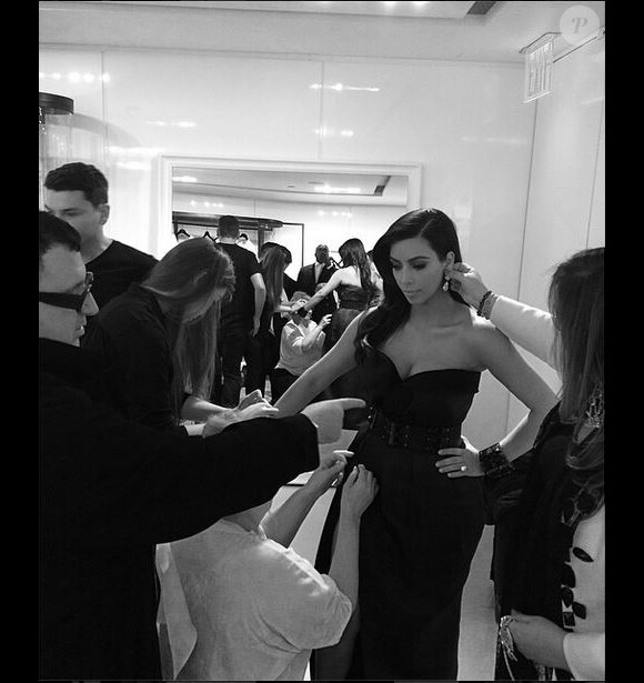Kim Kardashian, habillée par Alber Elbaz (directeur artistique des collections pour femme de Lanvin) et ses assistantes pour le Met Gala. New York, le 5 mai 2014.