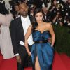 Kim Kardashian et son fiancé Kanye West assistent au Met Gala, au Metropolitan Museum of Art. New York, le 5 mai 2014.