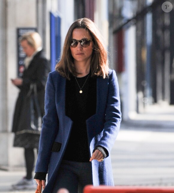 Exclusif - Pippa Middleton se promène dans les rues de Chelsea à Londres, le 16 avril 2014