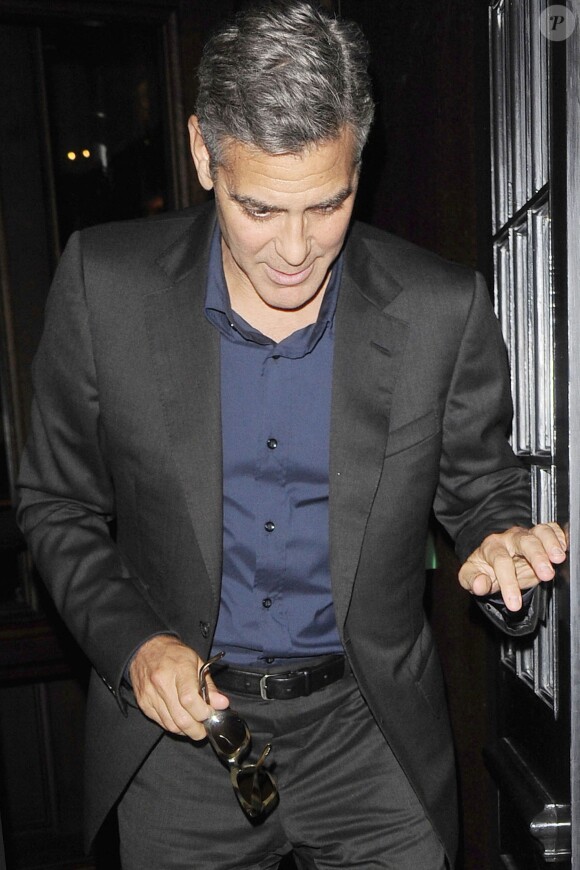 George Clooney non loin d'Amal Alamuddin à la sortie d'un dîner avec son fiancé à Londres le 25 octobre 2013.