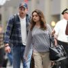 Exclusif - Mila Kunis, enceinte, et son fiancé Ashton Kutcher arrivent à l'aéroport de La Nouvelle-Orléans pour prendre l 'avion, le 19 avril 2014.