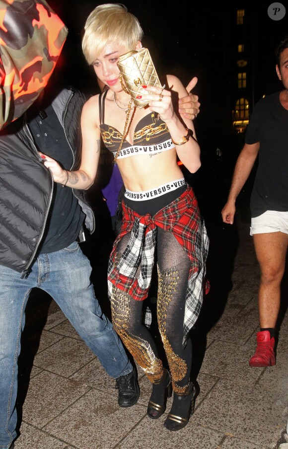 Miley Cyrus quittant le club "Madame Jojo" à Londres le 8 mai 2014.