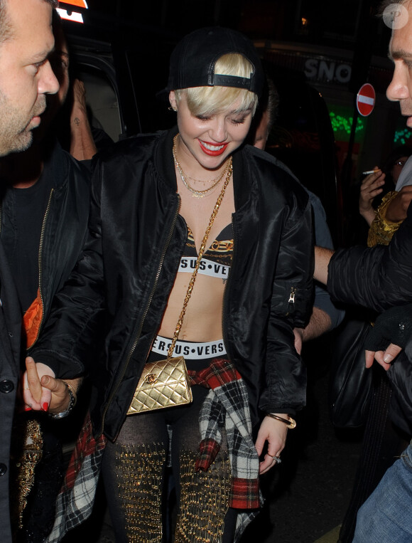 Miley Cyrus quittant le club "Madame Jojo" à Londres le 8 mai 2014.