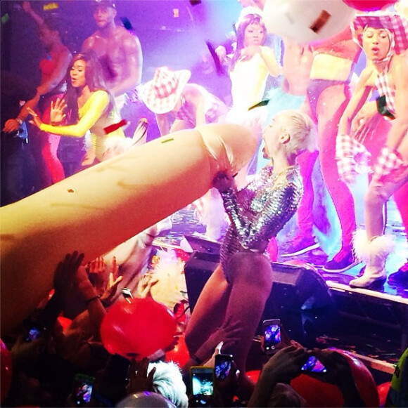 Miley Cyrus se lâche au GAY à Londres, le vendredi 9 mai 2014.