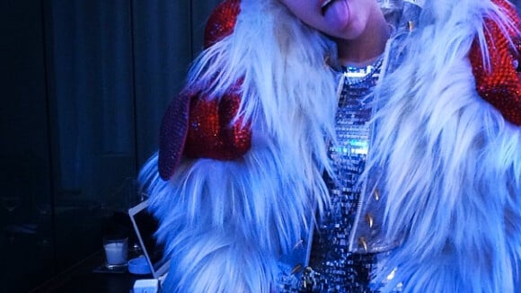 Miley Cyrus, déchaînée et provoc' : Sa soirée avec un pénis géant