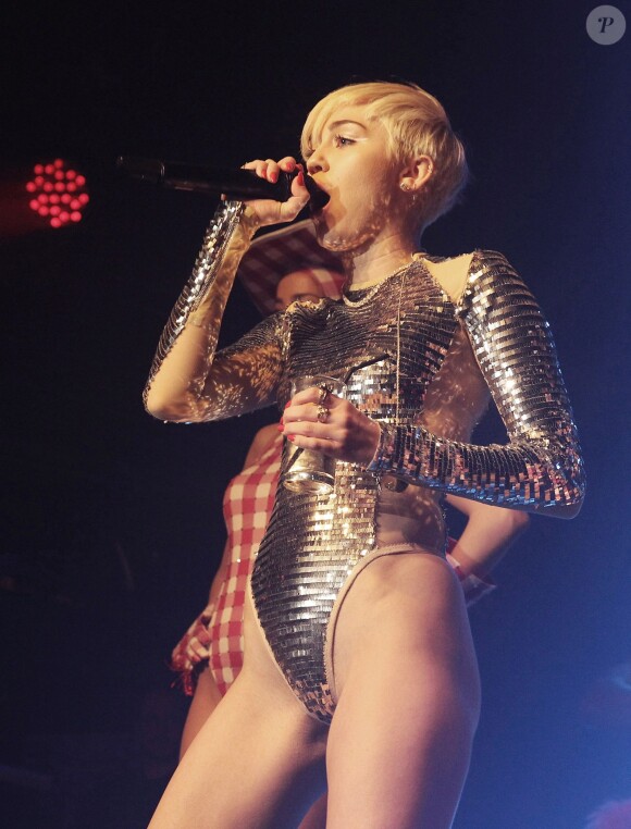 Miley Cyrus en concert, très hot, au G-A-Y Heaven à Londres le 9 mai 2014.
