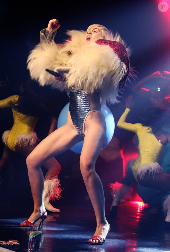 Miley Cyrus en concert, très hot, au G-A-Y Heaven à Londres le 9 mai 2014.