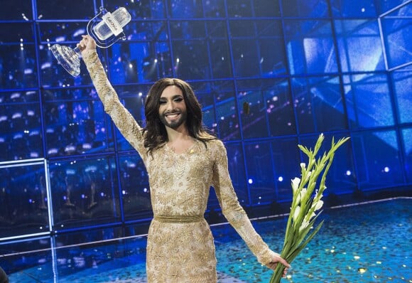 Conchita Wurst, qui représente l'Autriche, remporte le concours de l'Eurovision 2014 lors de la finale à Copenhague, le 10 mai 2014, avec la chanson "Rise like a Phoenix".