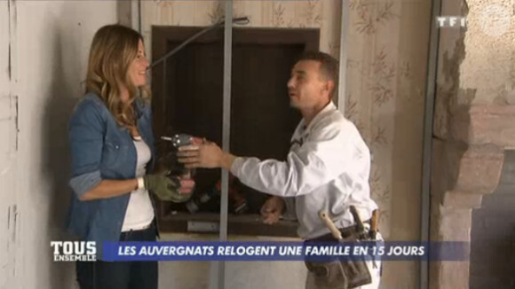 La belle Sophie Thalmann vient en aide à une famille dans "Tous ensemble" sur TF1. Le 10 mai 2014.
