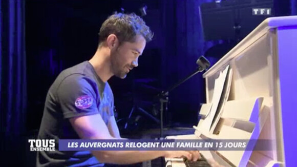 Emmanuel Moire vient en aide à une famille dans "Tous ensemble" sur TF1. Le 10 mai 2014.