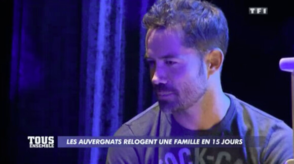Le chanteur Emmanuel Moire vient en aide à une famille dans "Tous ensemble" sur TF1. Le 10 mai 2014.