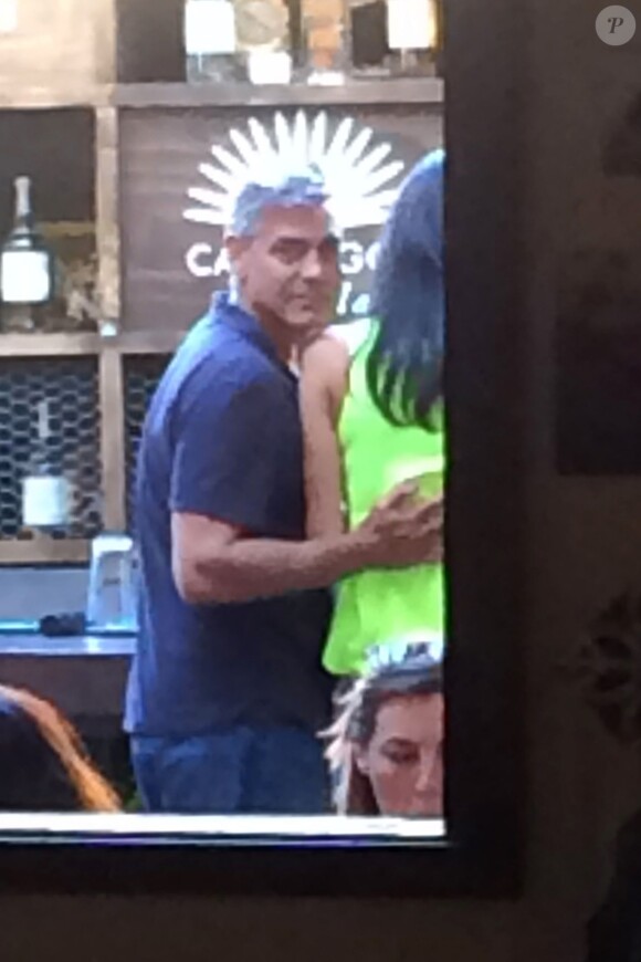 George Clooney célèbre ses fiançailles avec la belle avocate Amal Alamuddin entouré de ses amis au Cafe Habana à Malibu (Los Angeles) le 11 mai 2014