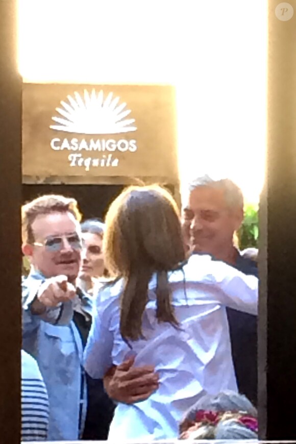 George Clooney célèbre ses fiançailles avec Amal Alamuddin entouré de ses amis au Cafe Habana à Malibu (Los Angeles) le 11 mai 2014 ; Bono de U2 est dans la place