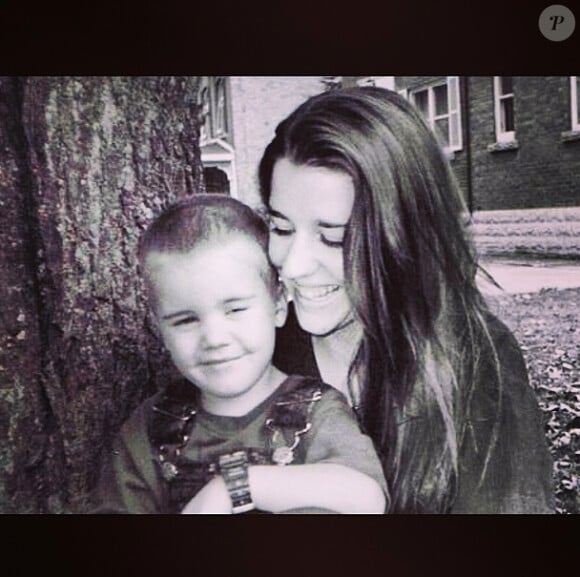 Photo de Justin Bieber enfant avec sa maman Pattie Mallette postée à l'occasion de la fête des mères, le 11 mai 2014.