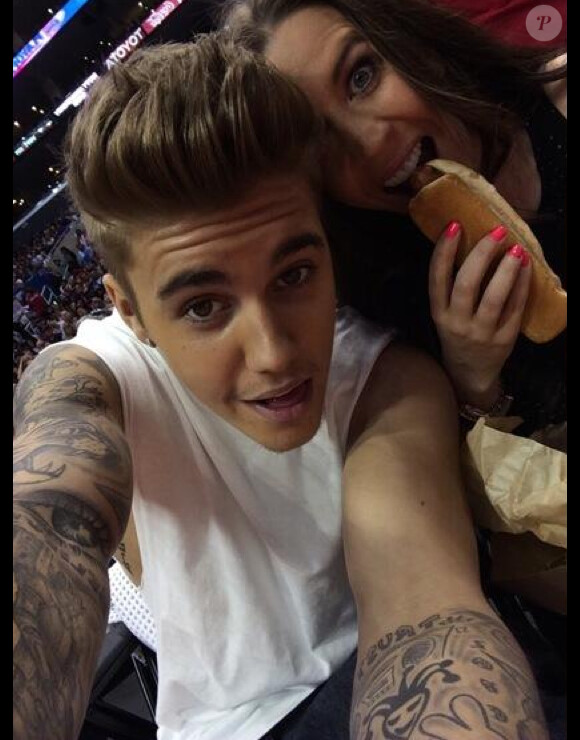 Selfie de Justin Bieber avec sa maman Pattie Mallette lors du match de basket opposant les Clippers de Los Angeles aux Thunder d'Oklahoma City, au Staples Center à L.A., le 11 mai 2014.