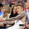 Justin Bieber avec sa maman, Pattie Mallette, et son manager, Scooter Braun, lors du match de basket opposant les Clippers de Los Angeles aux Thunder d'Oklahoma City, au Staples Center à L.A., le 11 mai 2014.