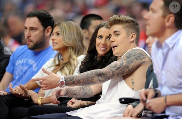 Justin Bieber avec sa maman, Pattie Mallette, et son manager, Scooter Braun, lors du match de basket opposant les Clippers de Los Angeles aux Thunder d'Oklahoma City, au Staples Center à L.A., le 11 mai 2014.