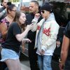 Justin Bieber est allé faire du shopping avec ses amis à West Hollywood. Sur le chemin, les nombreuses fans en ont profité pour faire des photos avec lui. Le 10 mai 2014 à Los Angeles.