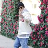 Justin Bieber est allé faire du shopping avec ses amis à West Hollywood. Sur le chemin, les nombreuses fans en ont profité pour faire des photos avec lui. Le 10 mai 2014 à Los Angeles.