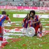 Dante et ses enfants célèbrent le titre de champion d'Allemagne avec le Bayern Munich le 10 mai 2014. 