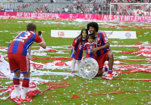Dante et ses enfants célèbrent le titre de champion d'Allemagne avec le Bayern Munich le 10 mai 2014. 