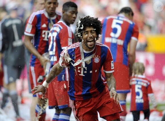 Dante fête le titre de champion d'Allemagne avec le Bayern Munich le 10 mai 2014. 