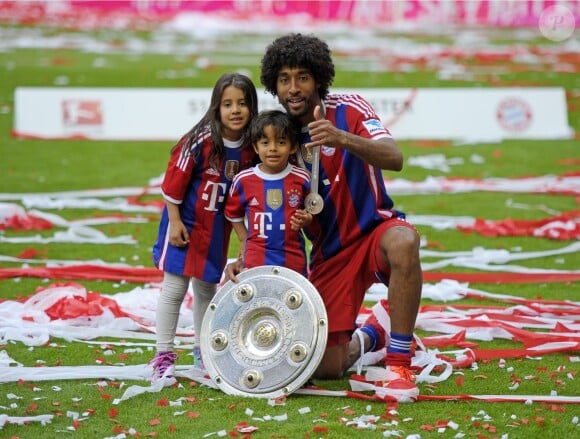 Dante et ses enfants fêtent le titre de champion d'Allemagne avec le Bayern Munich le 10 mai 2014. 