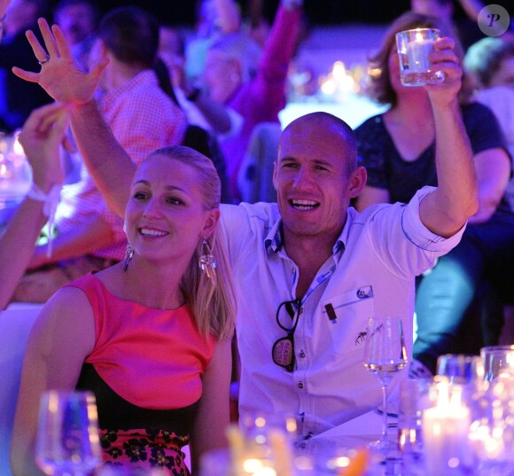 Arjen Robben et sa femme Bernardien fêtent le titre de champion d'Allemagne avec le Bayern Munich le 10 mai 2014. 