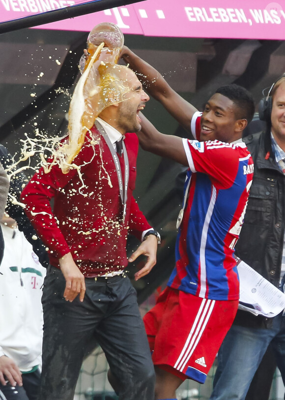 Pep Guardiola et David Alaba fêtent le titre de champion d'Allemagne avec le Bayern Munich le 10 mai 2014. 