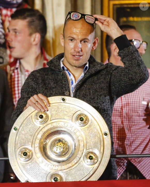 Arjen Robben fête le titre de champion d'Allemagne avec le Bayern Munich le 10 mai 2014. 