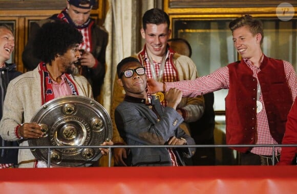 Dante, David Alaba et Mitchell Weiser fêtent le titre de champion d'Allemagne avec le Bayern Munich le 10 mai 2014. 