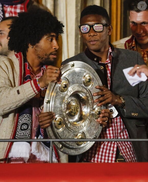 Dante et David Alaba fêtent le titre de champion d'Allemagne avec le Bayern Munich le 10 mai 2014. 