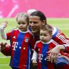 Daniel Van Buyten avec Lou-Ann et Lee-Roy, et Arjen Robben avec Luka et Lynn, leurs enfants respectifs, fêtent le titre de champion d'Allemagne du Bayern Munich avec leurs enfants le 10 mai 2014. 