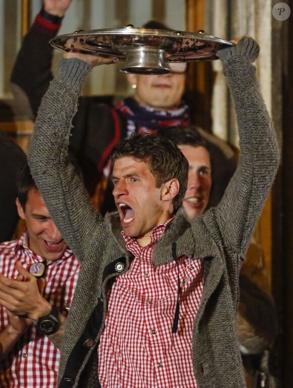 Thomas Müller fête le titre de champion d'Allemagne avec le Bayern Munich le 10 mai 2014. 