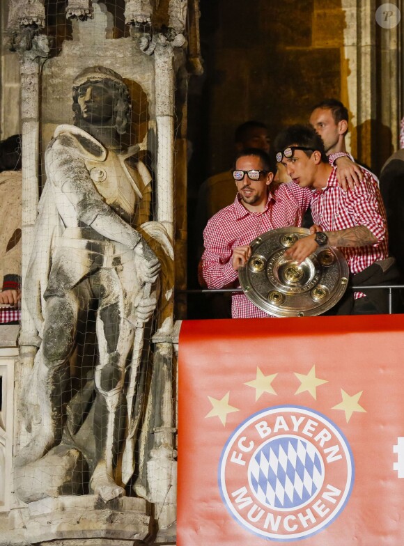 Franck Ribery et Mario Mandzukic fêtent le titre de champion d'Allemagne avec le Bayern Munich le 10 mai 2014. 