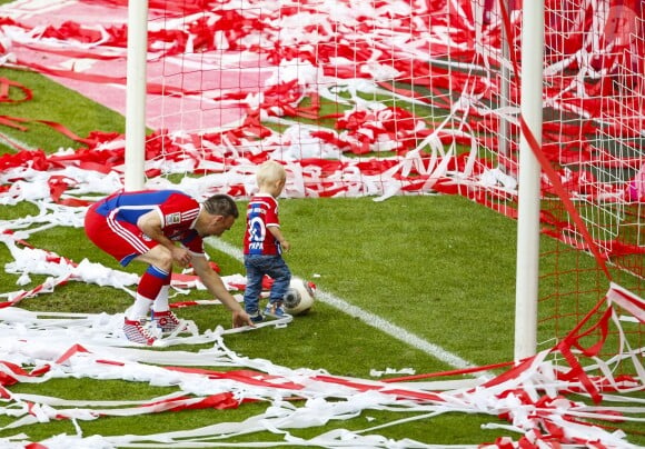 Frank Ribery et Kai, le fils d'Arjen Robben, fêtent le titre de champion d'Allemagne avec le Bayern Munich le 10 mai 2014. 