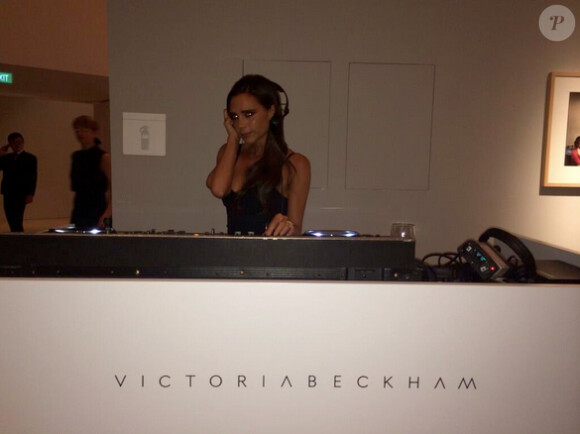 Victoria Beckham, DJ d'un soir lors de son voyage à Singapour.