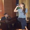 Victoria Beckham reprend la chanson dans sa chambre d'hôtel à Singapour, en compagnie de son coiffeur Ken Paves au piano.