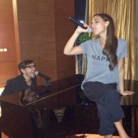 Victoria Beckham : En voyage à Singapour, elle reprend goût à la chanson
