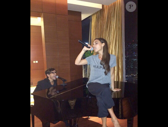 Victoria Beckham reprend la chanson dans sa chambre d'hôtel à Singapour, en compagnie de son coiffeur Ken Paves au piano.