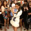 Victoria Beckham rencontre les modeuses de Singapour et tombe sous le charme d'un adorable bébé.