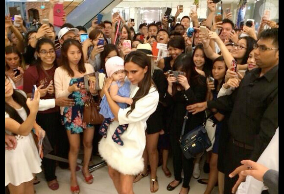 Victoria Beckham rencontre les modeuses de Singapour et tombe sous le charme d'un adorable bébé.