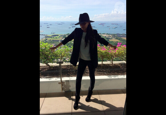 Victoria Beckham dévoile des photos de son voyage à Singapour.