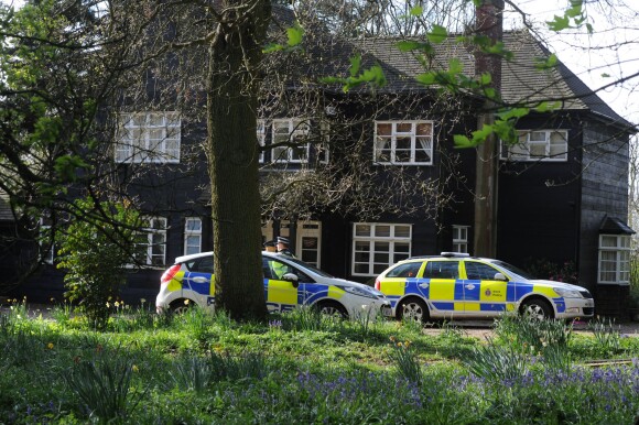 Les policiers et les experts en médecine légale inspectent la maison de Peaches Geldof à Wrotham dans le comté de Kent  où elle a été retrouvée morte, à l'âge de 25 ans, le 7 avril 2014