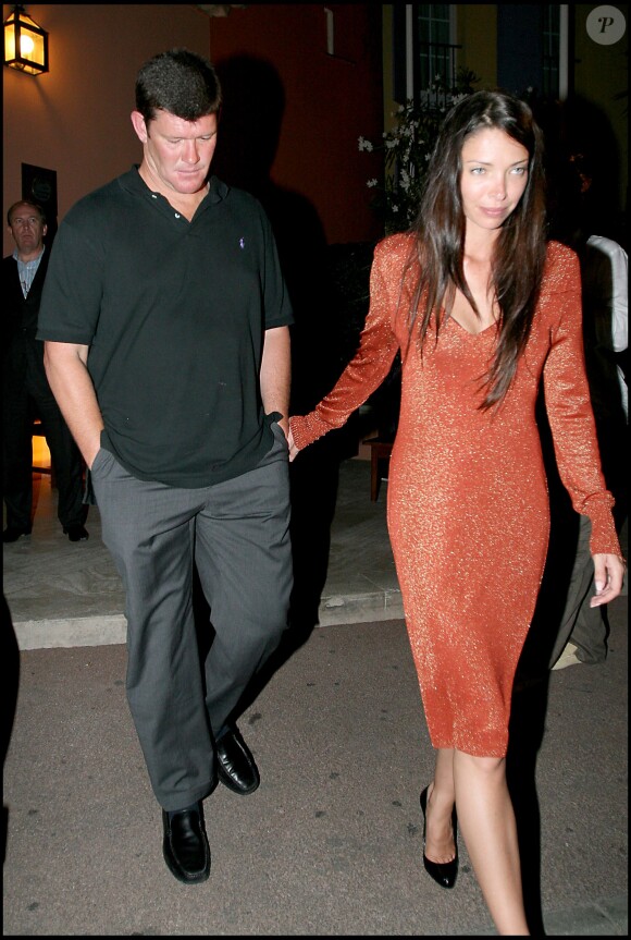James Packer et sa future ex-épouse Erica Baxter à Saint-Tropez le 3 août 2007. Le couple s'est séparé en septembre 2013. Parcker vivrait depuis une nouvelle histoire d'amour avec Miranda Kerr.